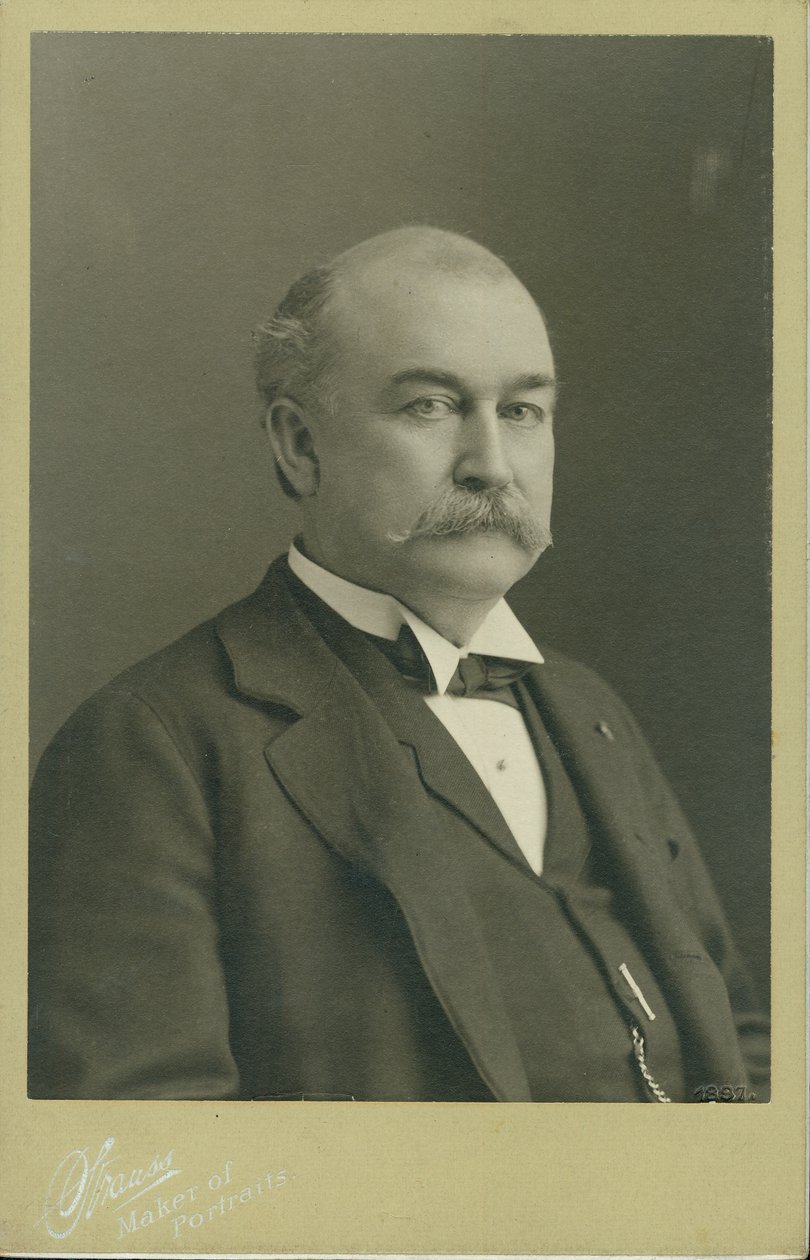 Borstportret van Horatio D. Wood in een pak, vest en strik, naar rechts gedraaid door St. Louis Strauss