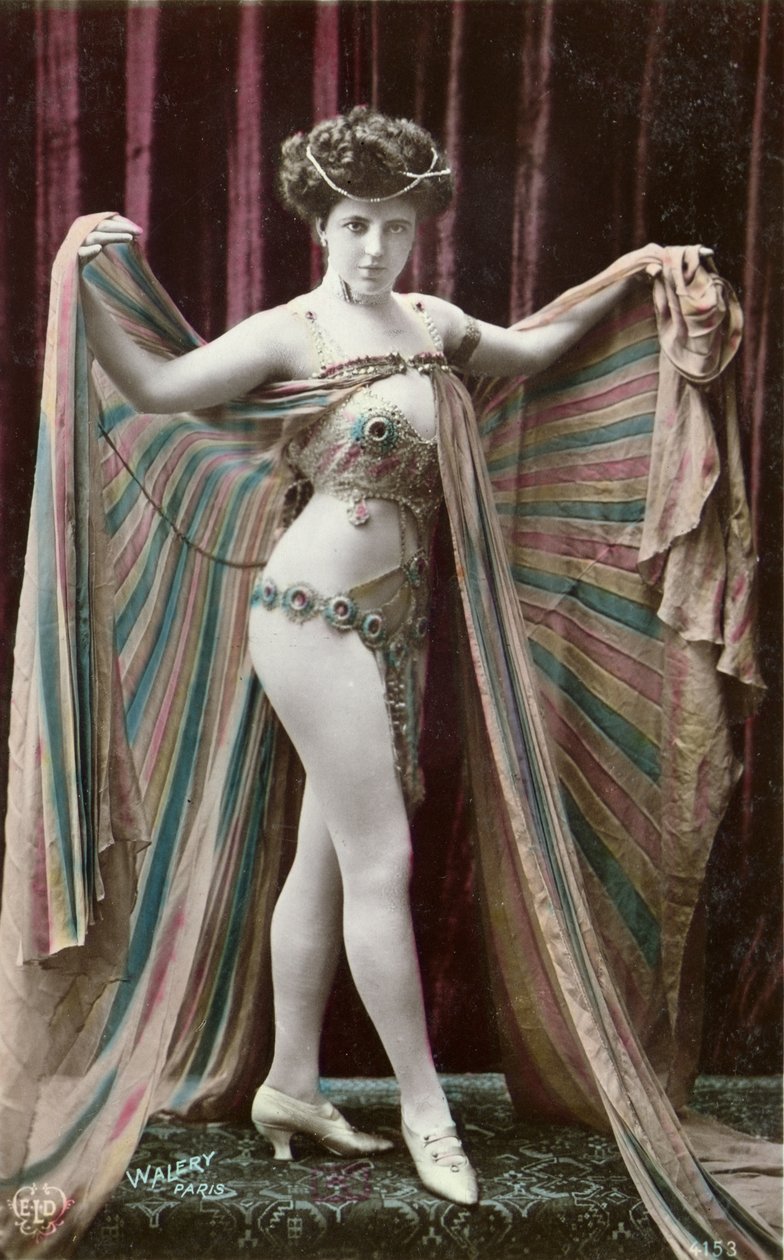 Ansichtkaart met een oosterse danseres (gekleurde foto) door Stanislaus Walery