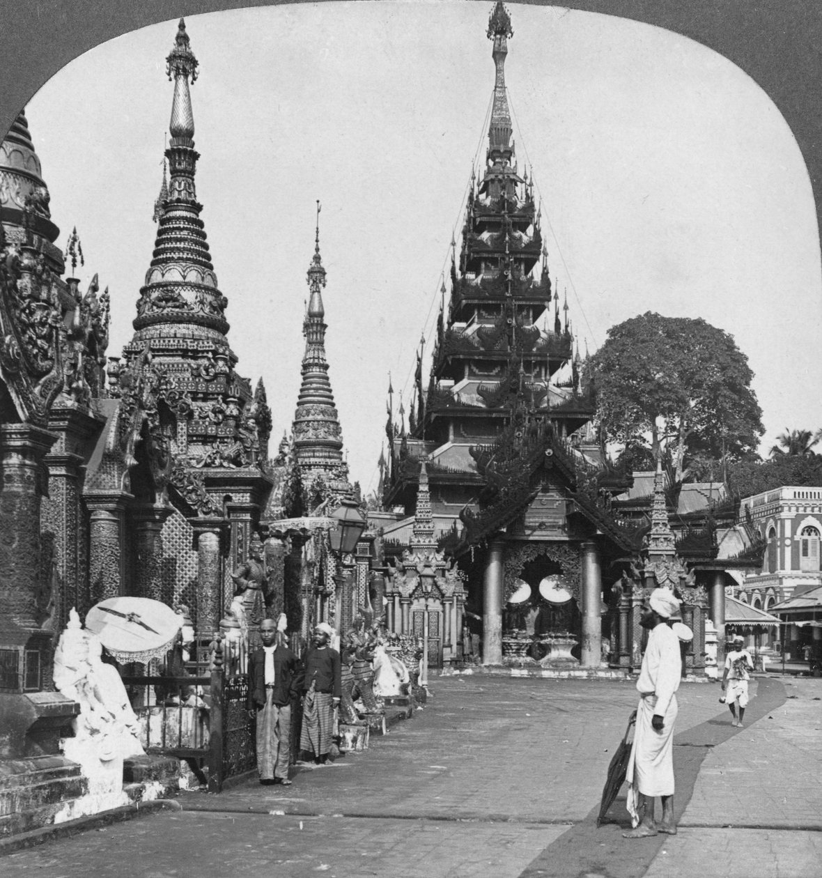 Langs het platform naar de zuidelijke opgang, Shwedagon Pagode, Rangoon, Birma, 1908 door Stereo Travel Co
