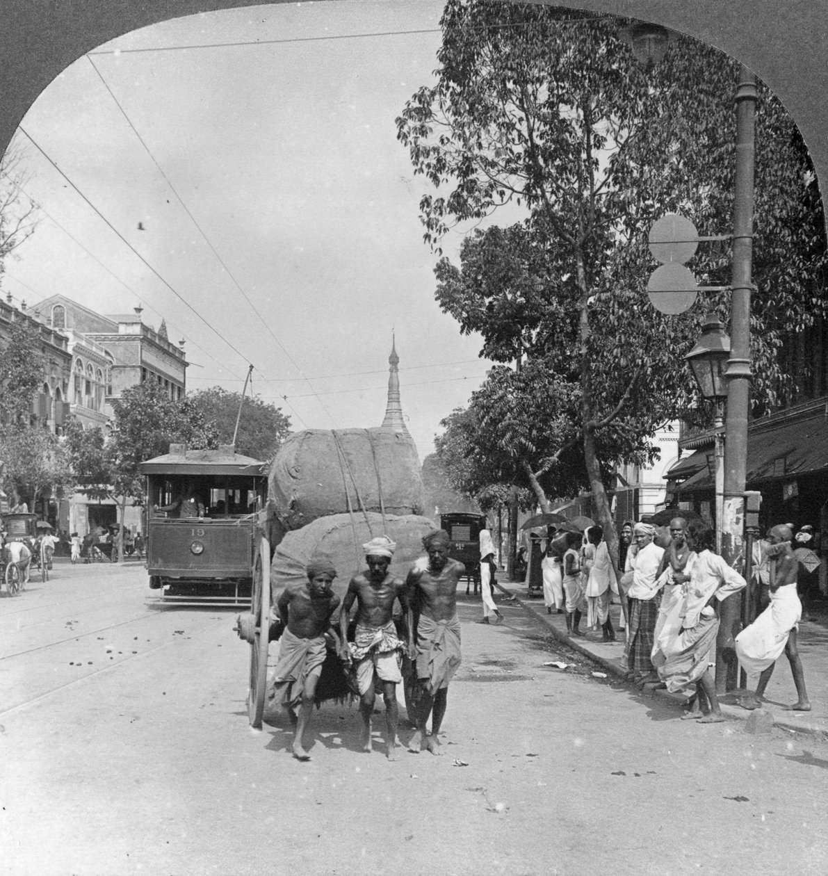 Dalhousie Street, drukste straat in de stad, Rangoon, Birma door Stereo Travel Co