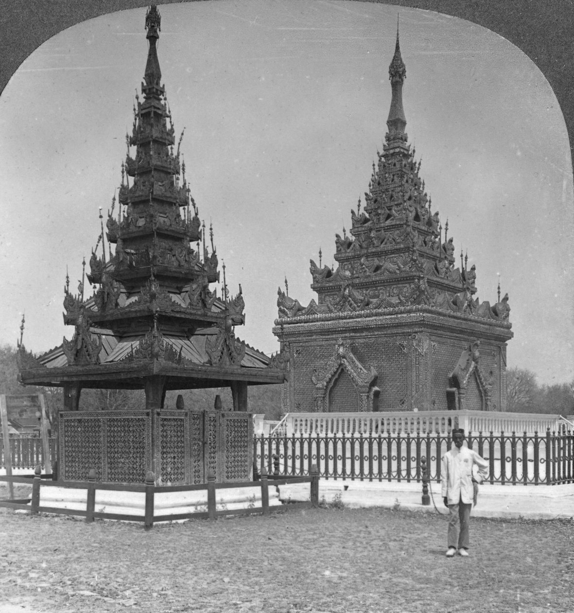 Graf van koning Mindon, Koninklijk Paleis, Mandalay, Birma, 1908 door Stereo Travel Co