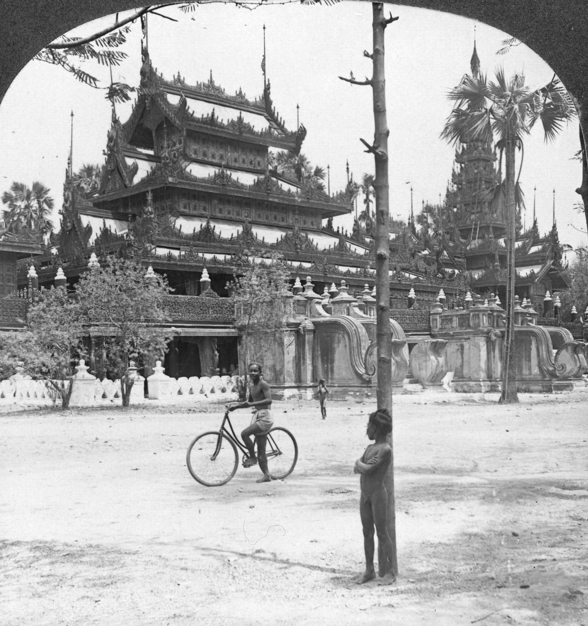 Gouden Klooster van de Koningin, Mandalay, Birma, 1908 door Stereo Travel Co