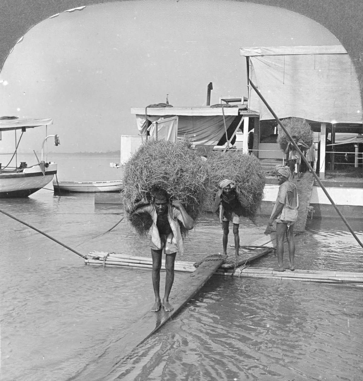 Het lossen van een schip op de Irrawaddy-rivier, Birma, 1908 door Stereo Travel Co