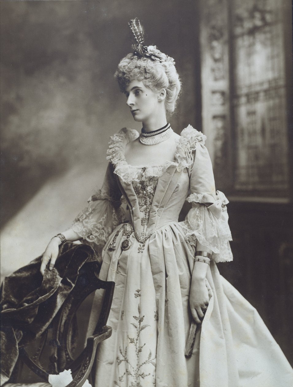 Lady Evelyn Cavendish, later Hertogin van Devonshire, als een Dame aan het Hof van Keizerin Maria Theresia, Het Diamanten Jubileumbal van de Hertogin van Devonshire in Devonshire House door Studio Lafayette