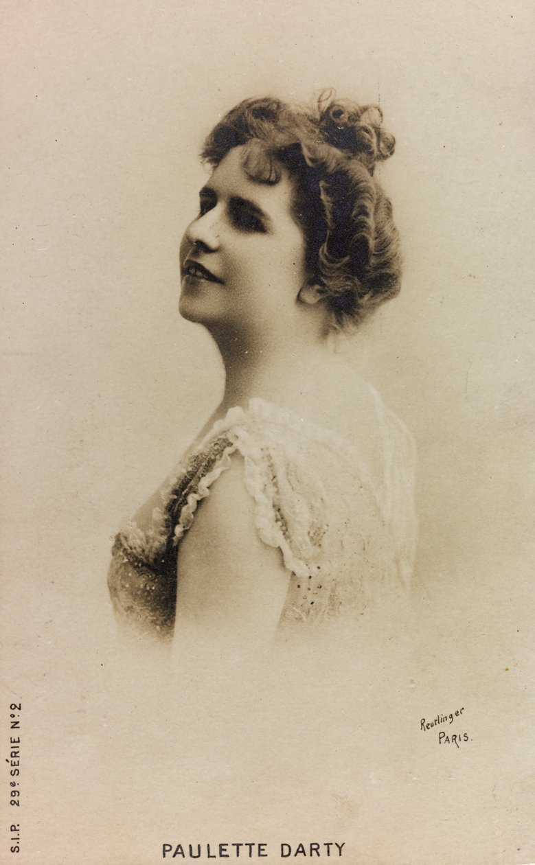 Portret van de Franse zangeres Paulette de Bardy, bekend als Paulette Darty; ansichtkaart door Studio Reutlinger