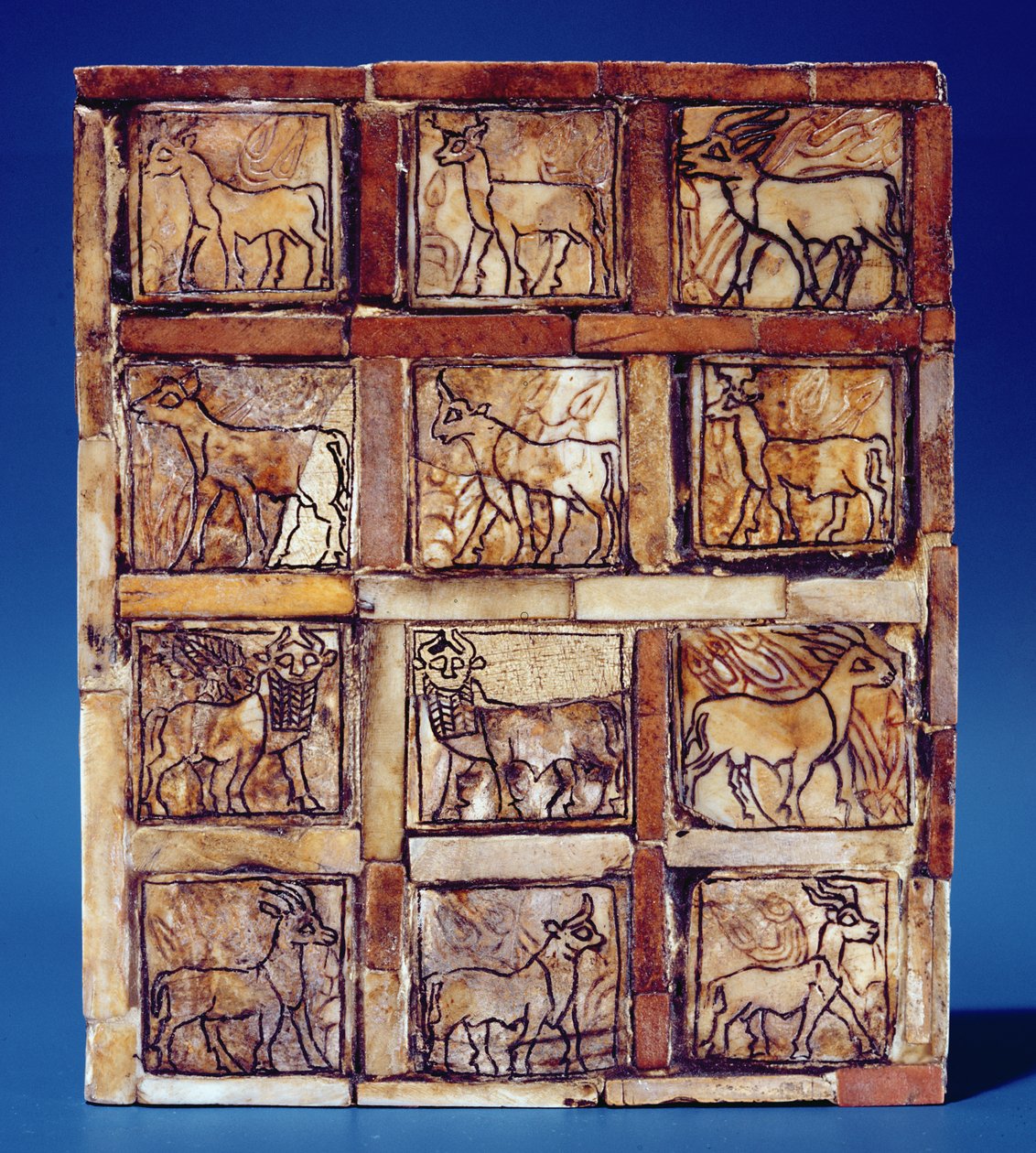 Spelbord met dieren van het veld en bos, uit Irak, ca. 2500 v.Chr. door Sumerian