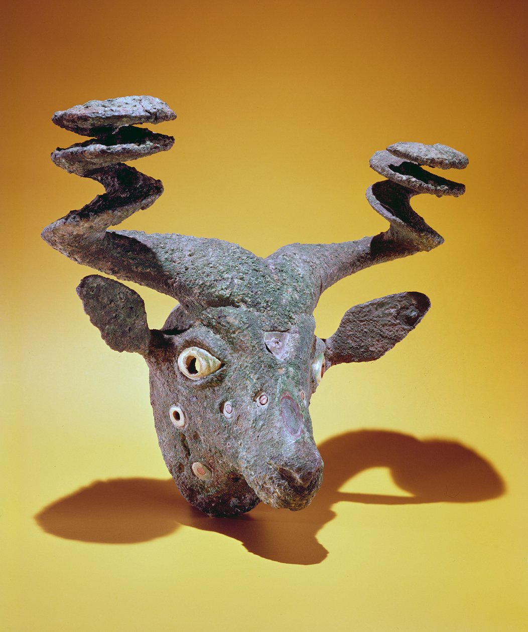 Hoofd van een stier, uit Irak, ca. 2000 v.Chr. door Sumerian