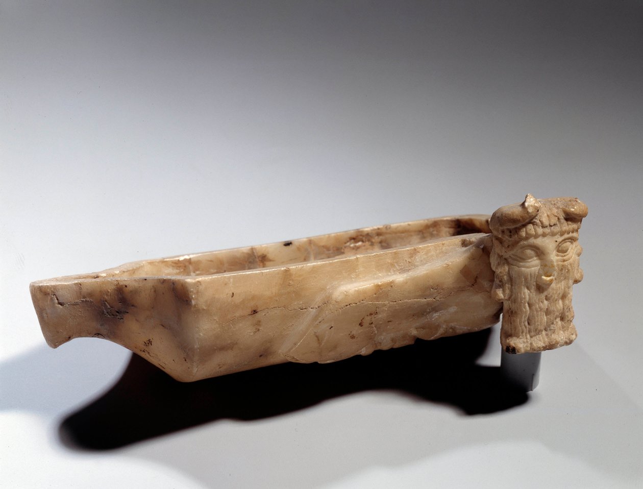 Kunst van Mesopotamië: Lamp versierd met een androcephalische stier (in albast) Sumerische periode (rond 2400 v.Chr.). Parijs, Musee Du Louvre door Sumerian Mesopotamian School