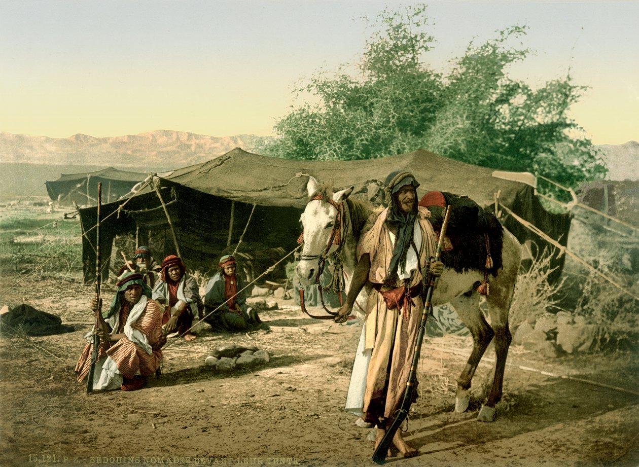 Bedoeïenen voor hun tent in de Jordaanvallei, ca. 1880-1900 door Swiss Photographer