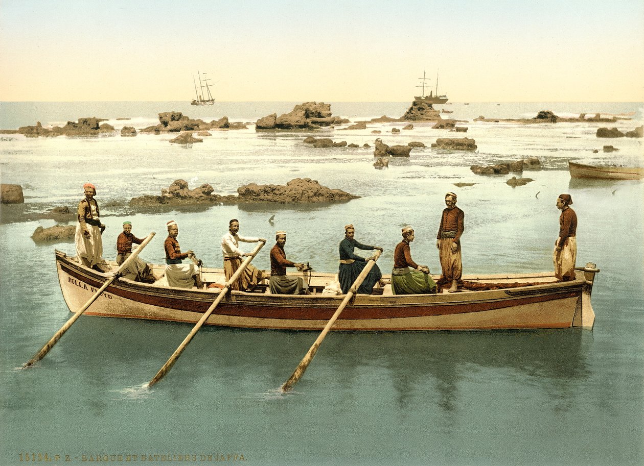 Boot met mensen die roeien in de haven van Jaffa, ca. 1880-1900 door Swiss Photographer