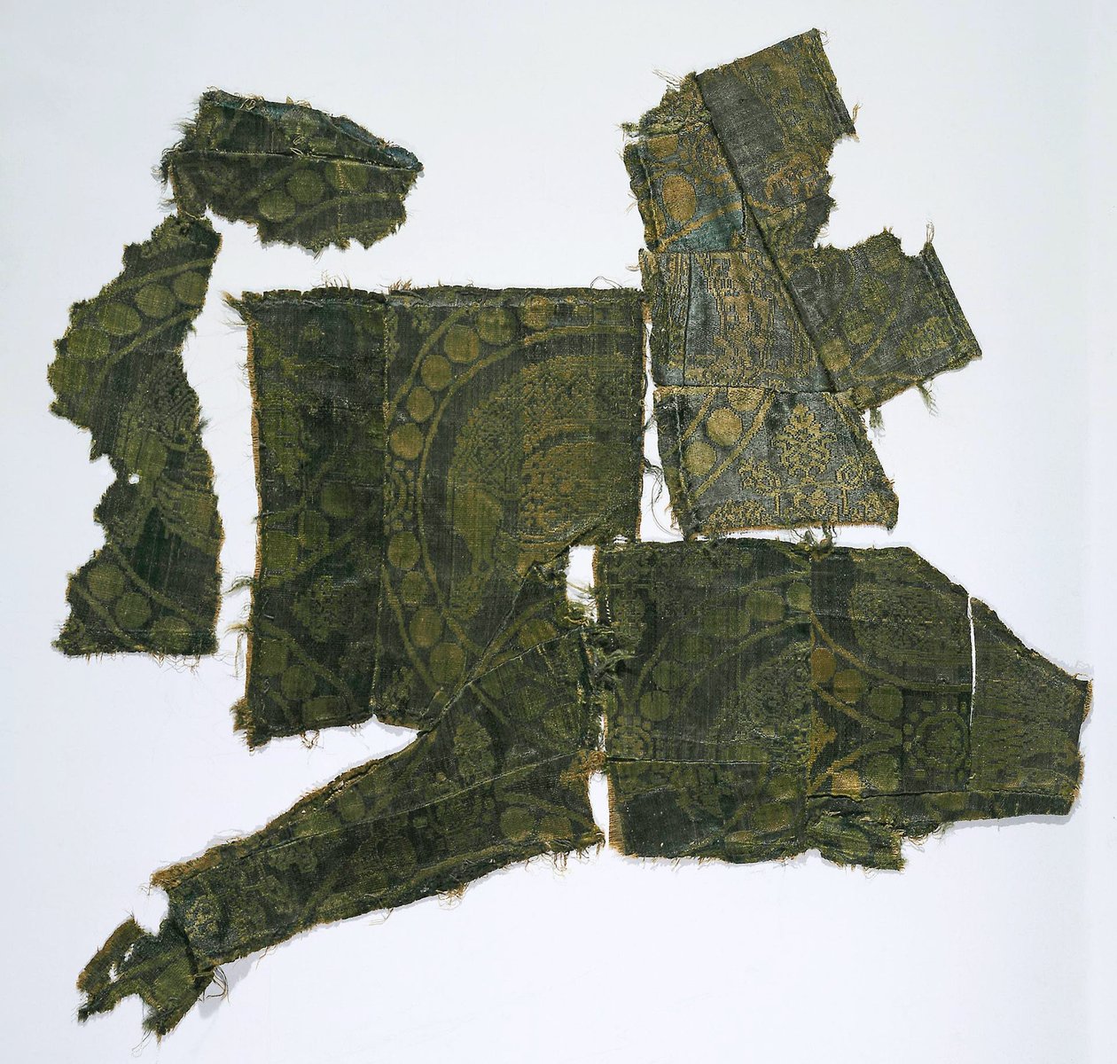 Fragmenten van een Kaftan Bedekt met een Zijde Stof met een Simurgh Patroon, Moshchevaya Balka Grafheuvel, Oostelijke Middellandse Zee door Syrian School