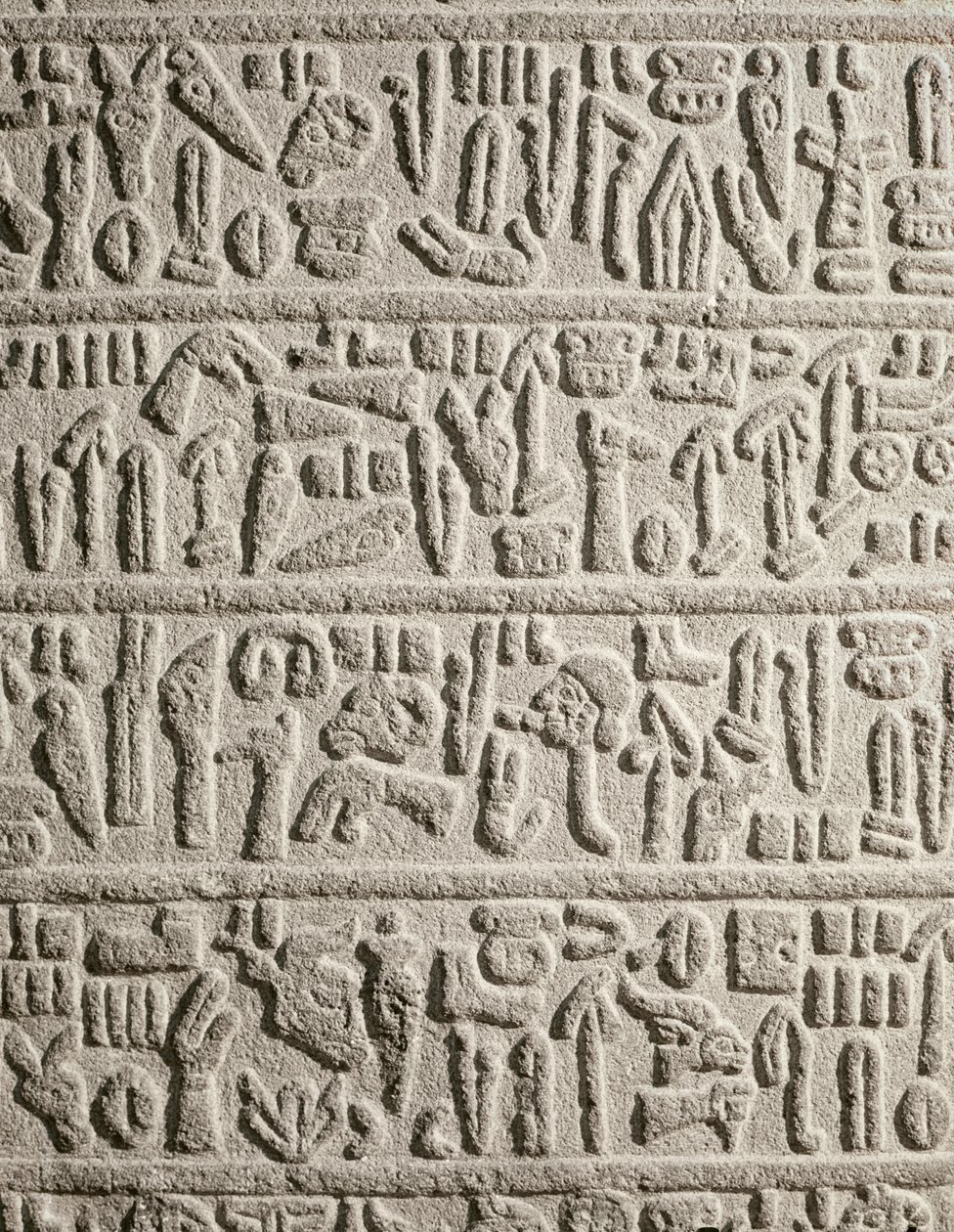 Hiërogliefisch schrijffragment dat het leven van Katusas koning, Hettitisch, vertelt door Syrian Syrian