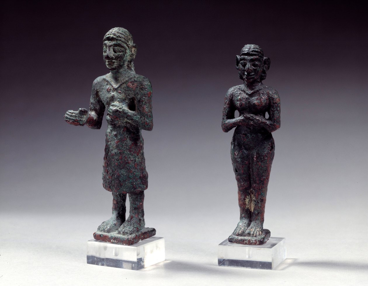 Beeldjes van aanbidders en godin in brons, uit Syrië 2300-2000 v.Chr. Parijs, Louvre Museum door Syrian Syrian