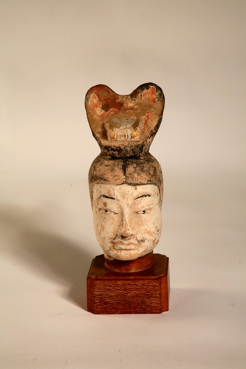 Hoofd van een burgerlijk ambtenaar op een Europese houten standaard, uit een graf in Noord-China, 618-705 door Tang Dynasty Chinese School