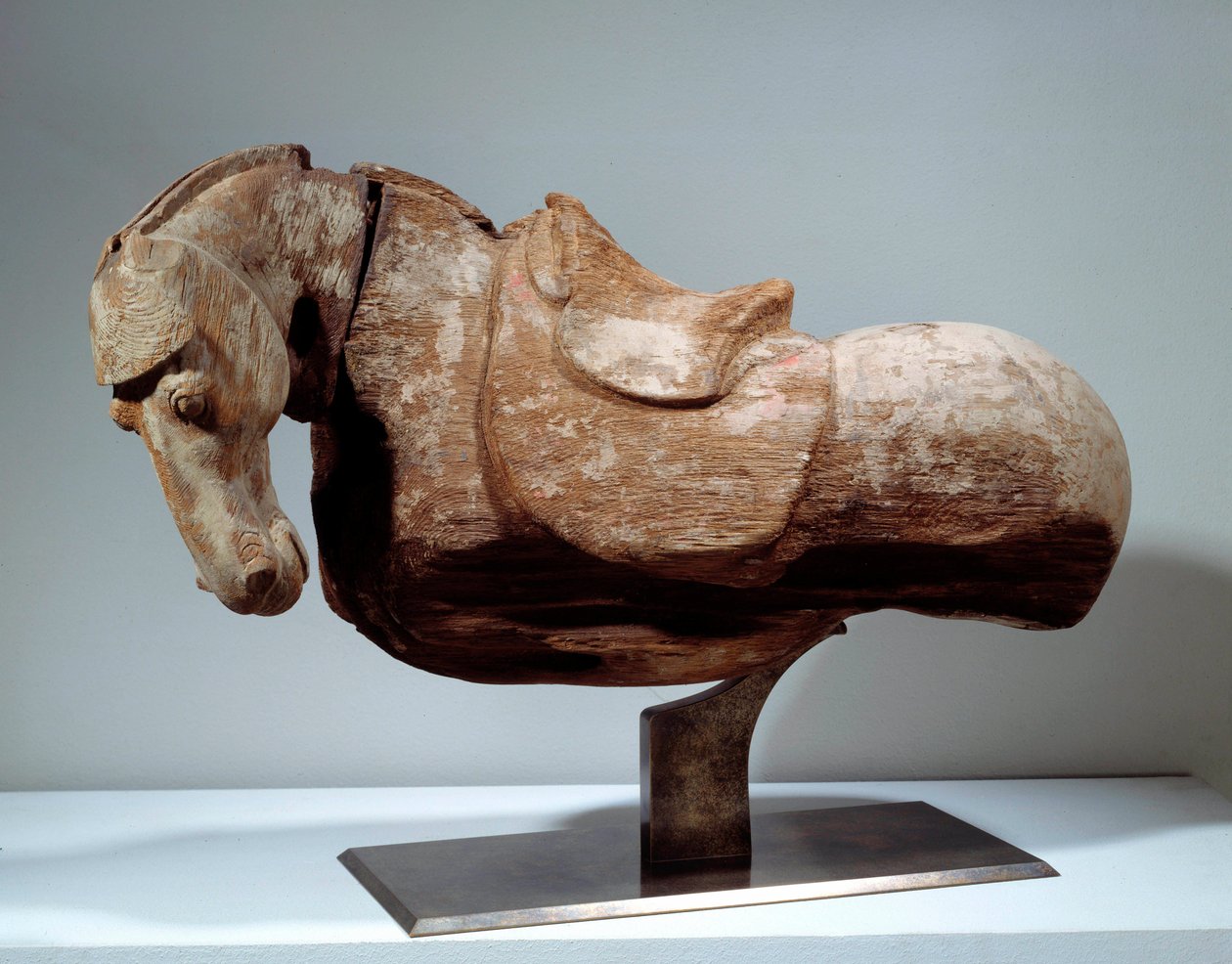 Chinese kunst: Houten paard. Sculptuur uit de Tang-periode (618 tot 907). Parijs, Musee Cernuschi. door Tang Dynasty Chinese School