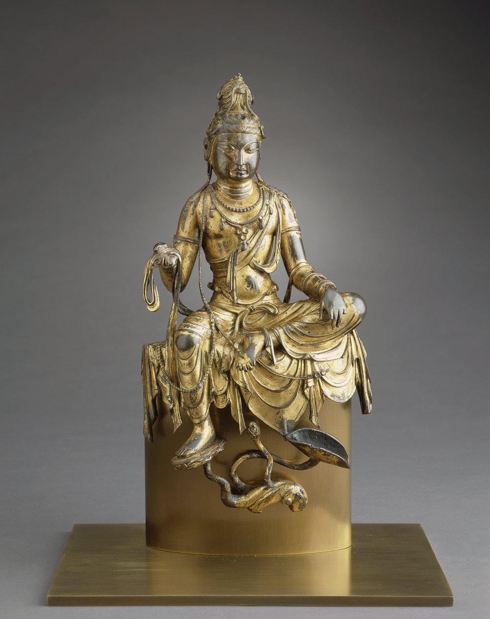 Zittende Bodhisattva Avalokitesvara, 8e eeuw (brons met vergulding) door Tang Dynasty Chinese School