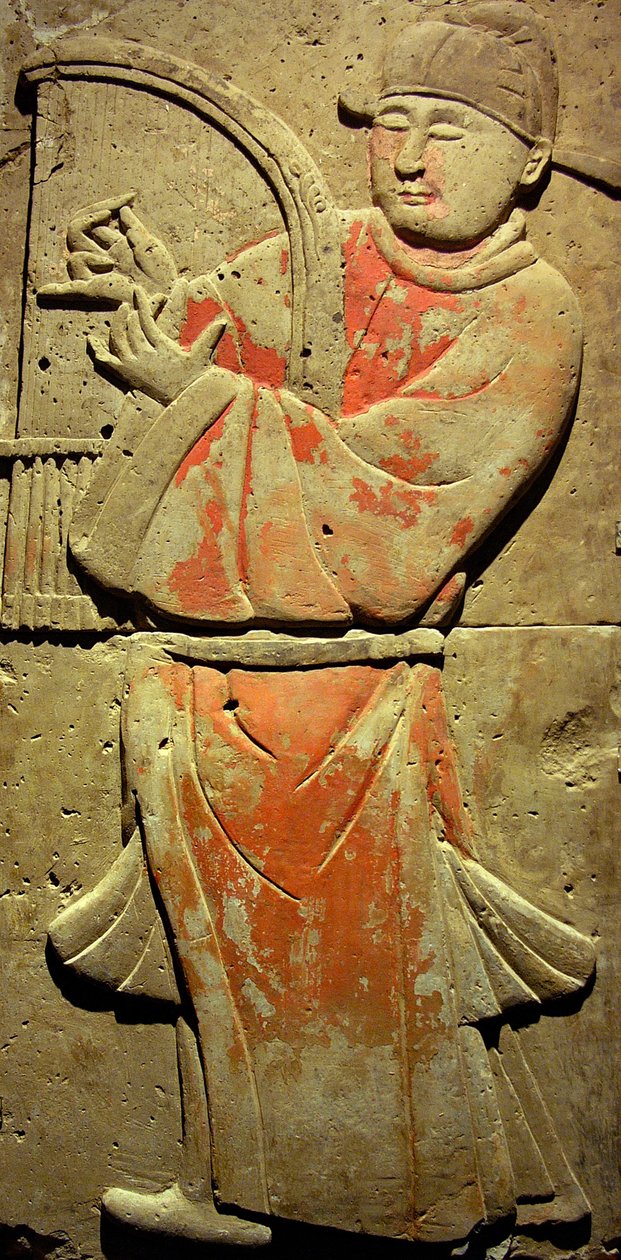 Terracotta stele met muzikant, Tang-dynastie (618-907), ontdekt in de provincie Shaanxi, Steles Forest Museum in Xian. Fotografie, Leonard de Selva, China, 2006. door Tang Dynasty Chinese School