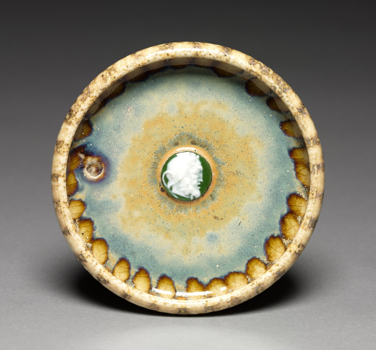 Schaal met witte en groene cameo, c.1895 (aardewerk & porselein) door Taxile Maximin Doat