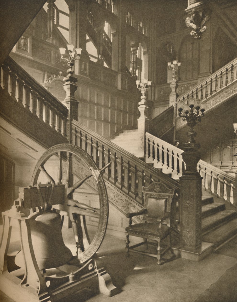 Prachtige Trap van Grocers Hall en de Grote Vlaamse Bel genaamd Martin, ca. 1935 door Taylor