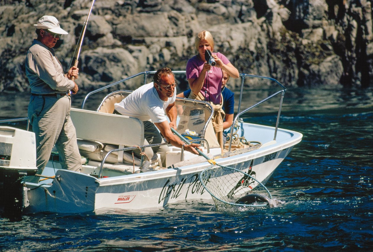 Een visser filmt zijn vangst terwijl hij een zalm binnenhaalt in Bute Inlet door Ted Spiegel