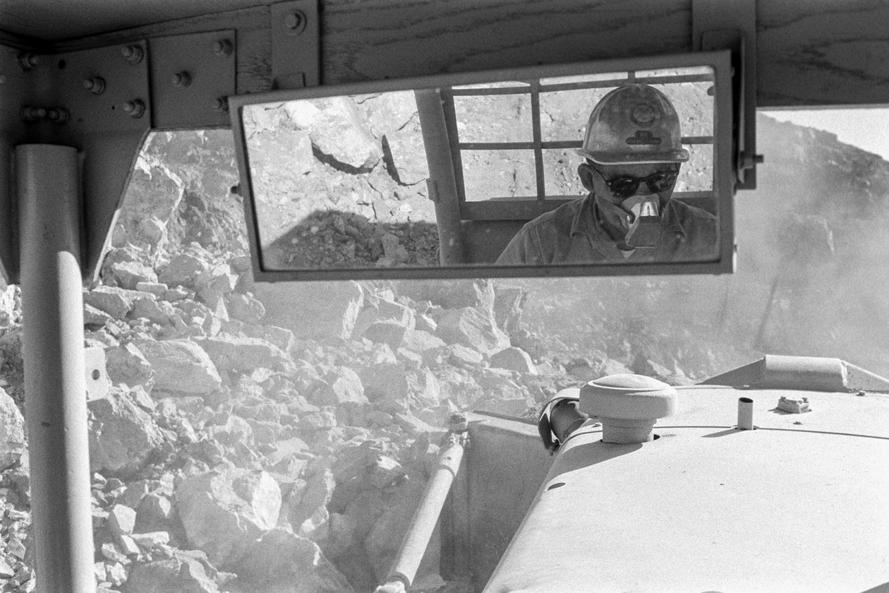Machinist in cabine bij open kopermijn Morenci-mijn voor Phelps Dodge Smelter door Ted Spiegel