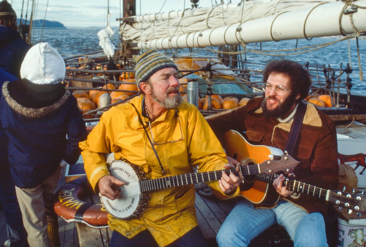 Muzikant en milieuactivist Peter Seeger speelt banjo op dek van Clearwater in de Hudson River door Ted Spiegel
