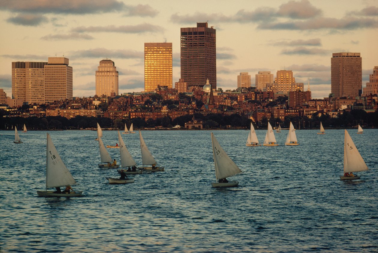 Zeilboten bij zonsondergang in Charles River Basin, onder Beacon Hill door Ted Spiegel