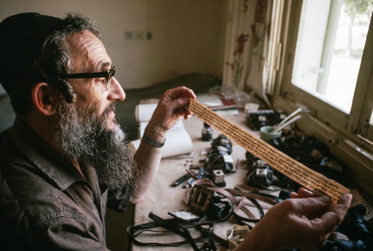 Schrijver aka sofer controleert de inhoud van een tefillin door Ted Spiegel