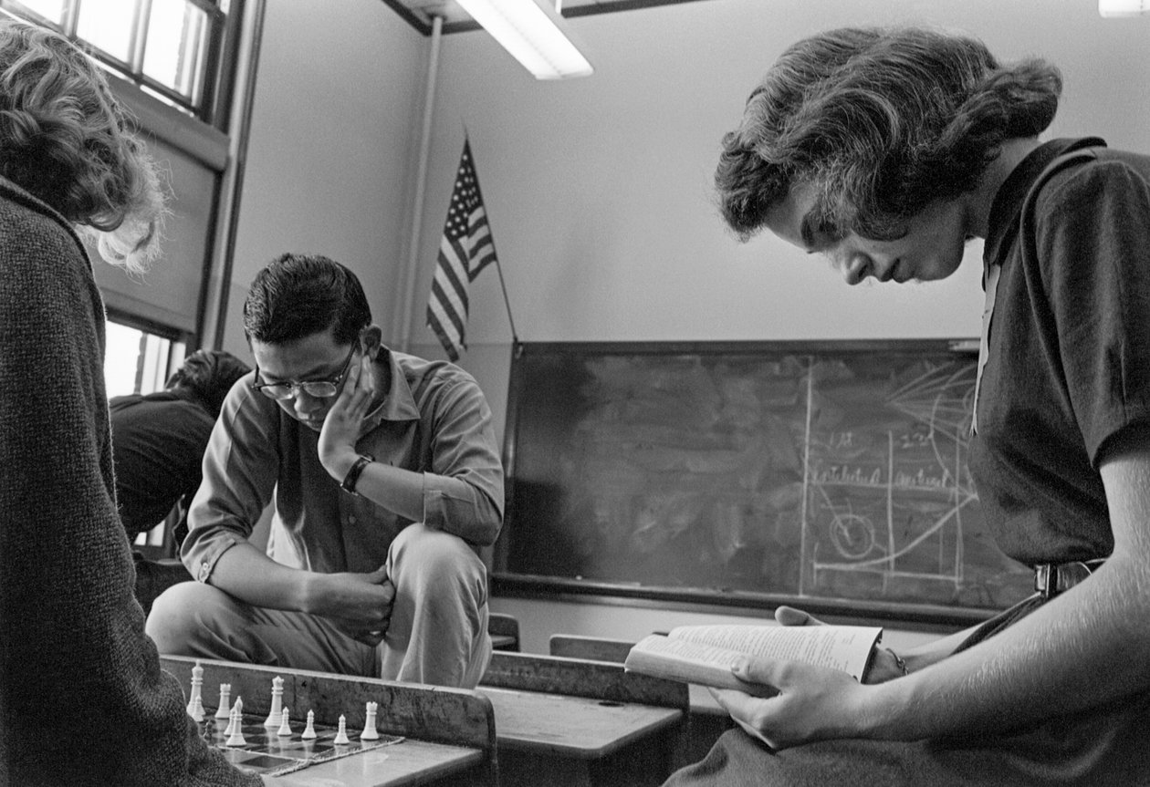 Studenten spelen schaak en lezen op James A. Garfield High School, een stedelijke openbare school door Ted Spiegel