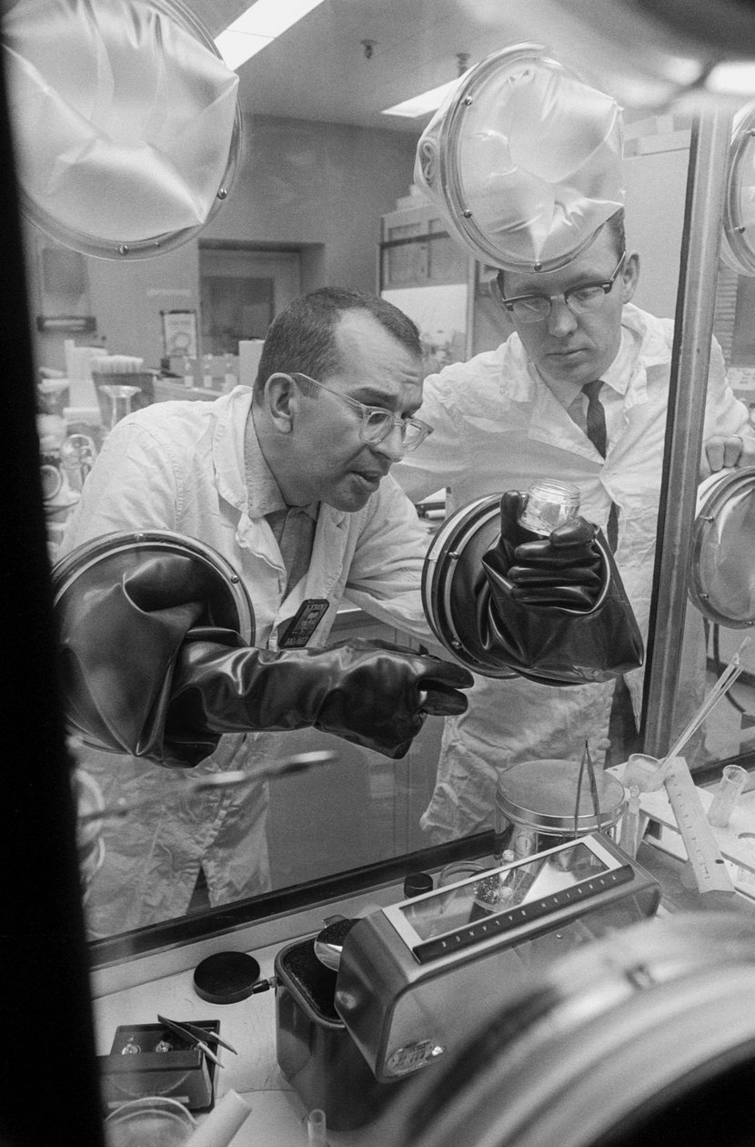 Technici hanteren radioactieve materialen bij Hanford-operaties van een plutonium recycling testreactor door Ted Spiegel