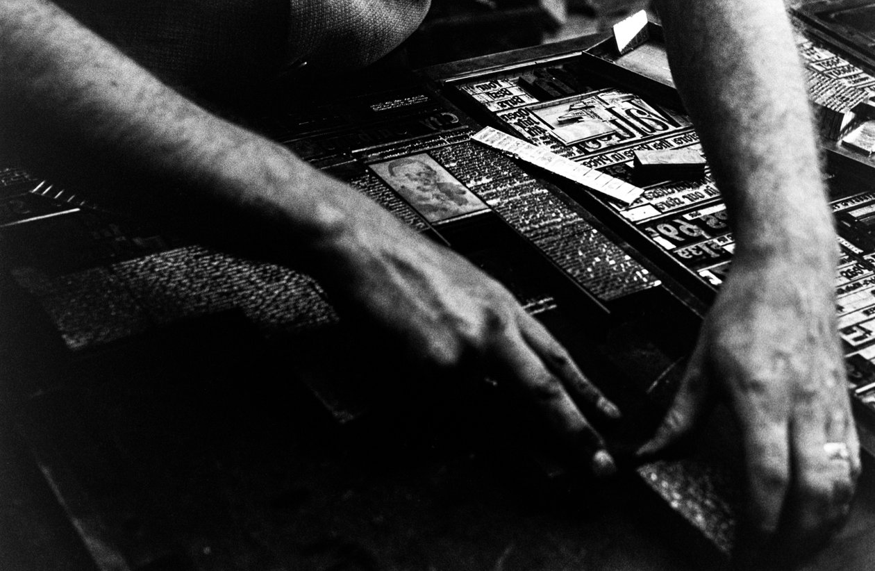 Zetter zet koude type van linotype machine voor de krant Frontiersman in Palmer, Alaska door Ted Spiegel