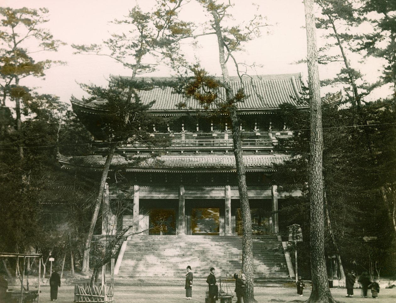 Chion-in boeddhistische tempelpoort, district Higashiyama, Kyoto, circa 1900 - 1915 (foto) door Teijiro Takagi