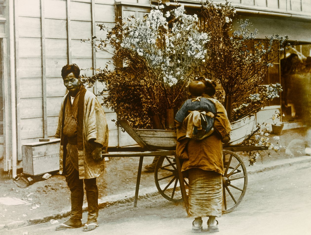 Rondtrekkende bloemenverkoper in de straten van Tokio, circa 1900 - 1915 (foto) door Teijiro Takagi