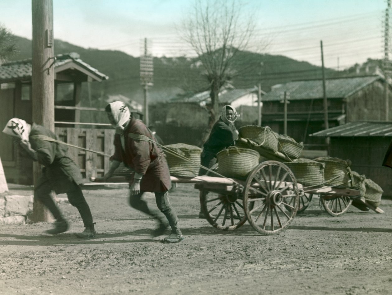 Japanse boeren trekken zakken rijst op een kar, circa 1900 - 1915 (foto) door Teijiro Takagi