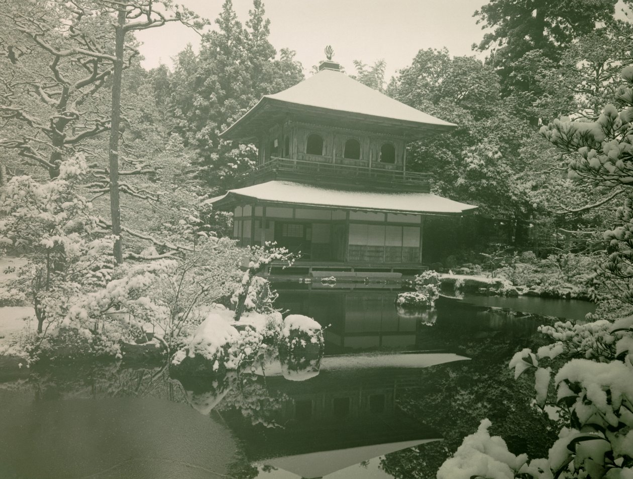 Gezicht op Ginkaku-ji onder de sneeuw in Kyoto, circa 1900 - 1915 (foto) door Teijiro Takagi