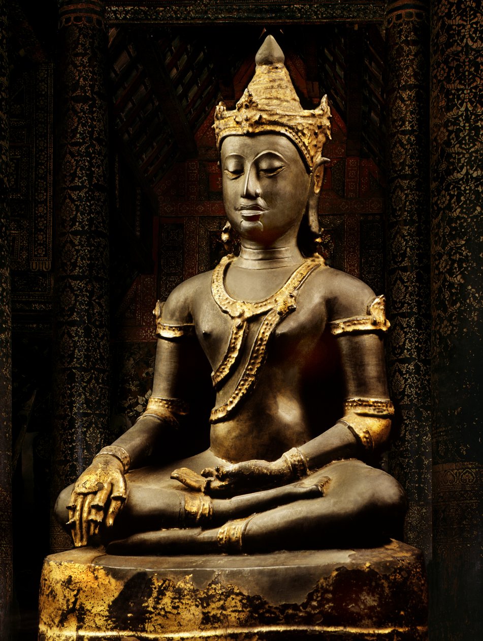 Lanna Boeddha versierd met regalia door Thai School