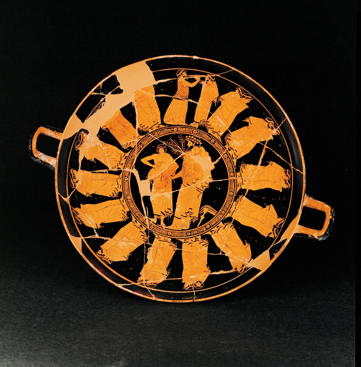 Medaillon in het midden: Dionysos bediend door een jongen ... door The Triptolemos Painter