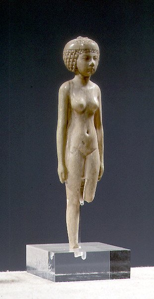 Beeldje van een naakte vrouw (ivoor) door Third Intermediate Period Egyptian