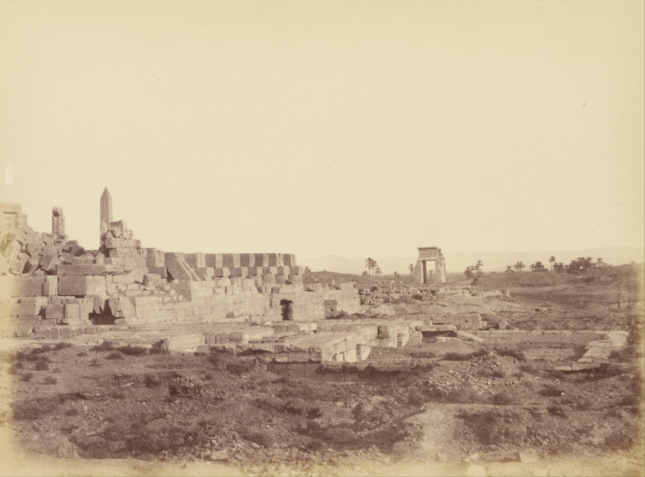 (overzicht van Karnak inclusief de overdekte wandelgang van Thoetmosis III) door Théodule Devéria