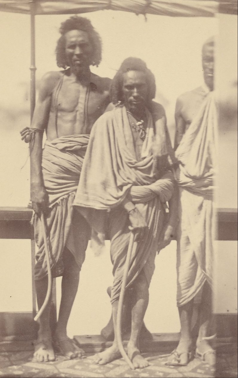 (Portret van drie inheemse mannen op een boot) door Théodule Devéria