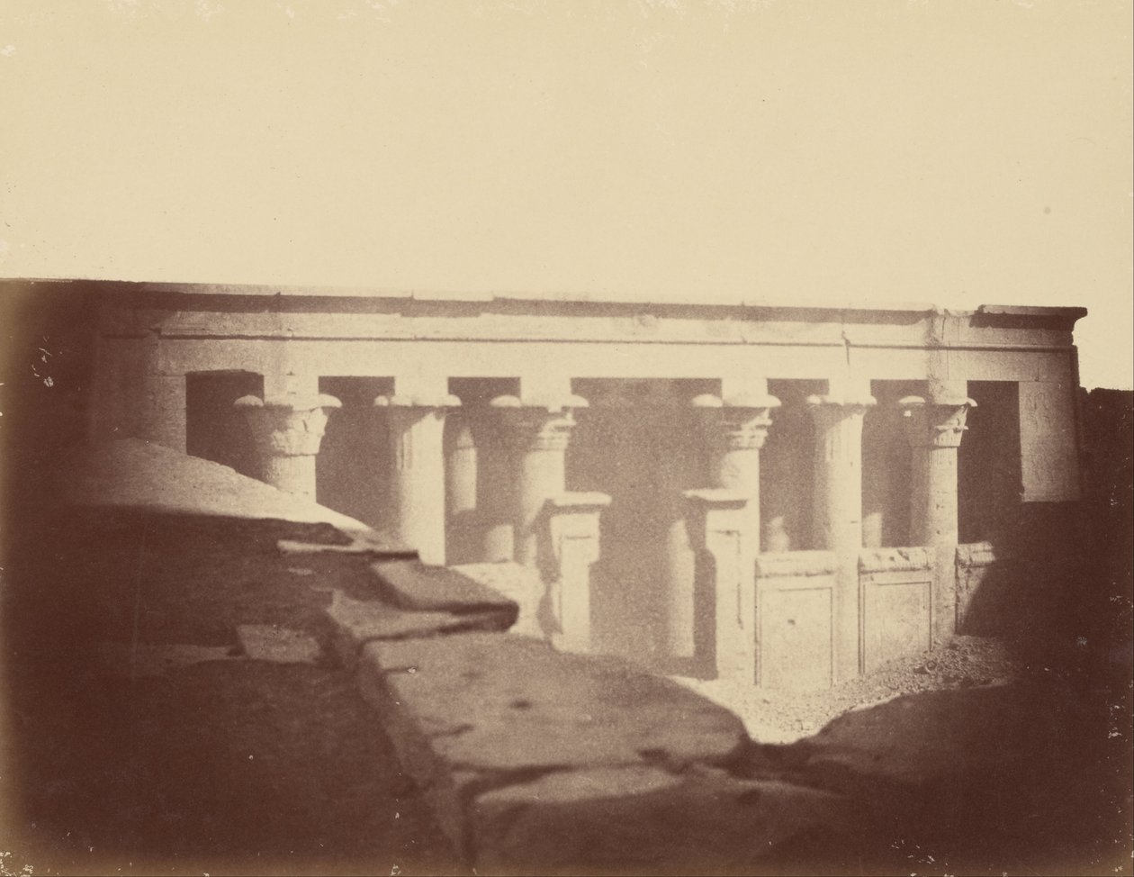 Vooraanzicht van de hoofdzaal van de tempel van Edfu door Théodule Devéria