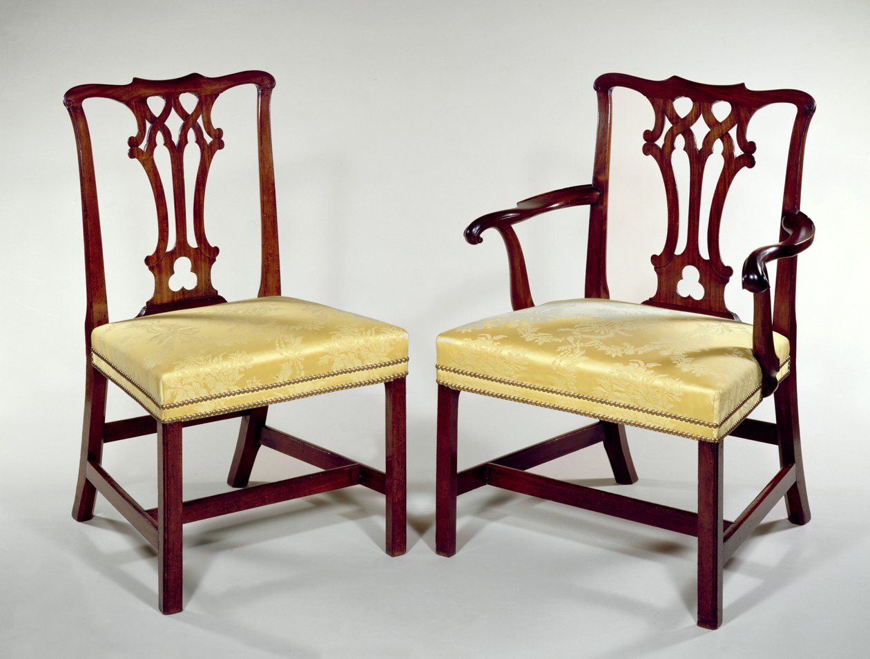 Eetkamerstoelen, met verstrengelde rugleuningen en vierkante afgeschuinde poten, c.1760 door Thomas Chippendale