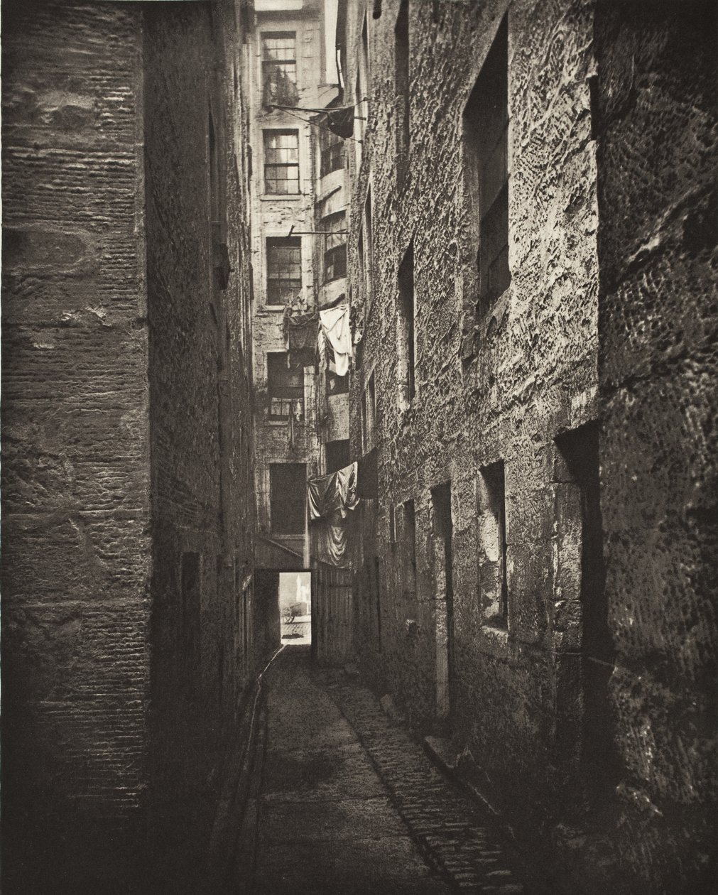 Slop nr. 148, High Street (nr. 5) door Thomas Annan