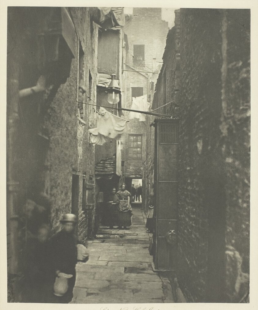 Close No. 37 High Street door Thomas Annan