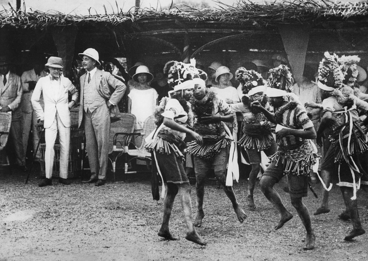 Meisjes van de Bundu-stam dansen voor de prins, Freetown, Sierra Leone, 1925 door Thomas E. and Horace Grant Grant