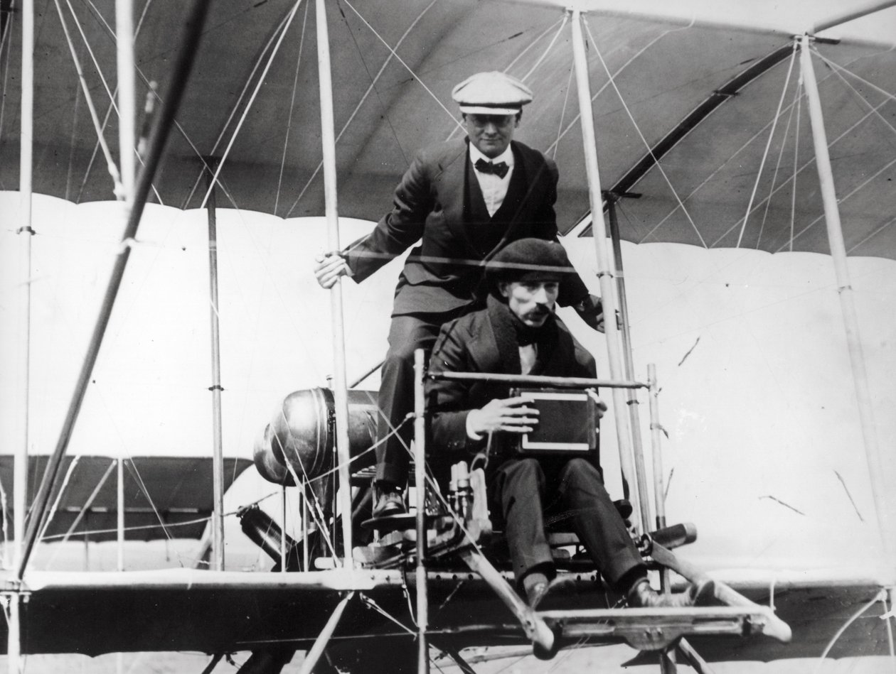 Thomas E. Grant met Mr. Lewis Turner in een vliegmachine om de zonsverduistering te fotograferen, 1912 door Thomas E. and Horace Grant Grant