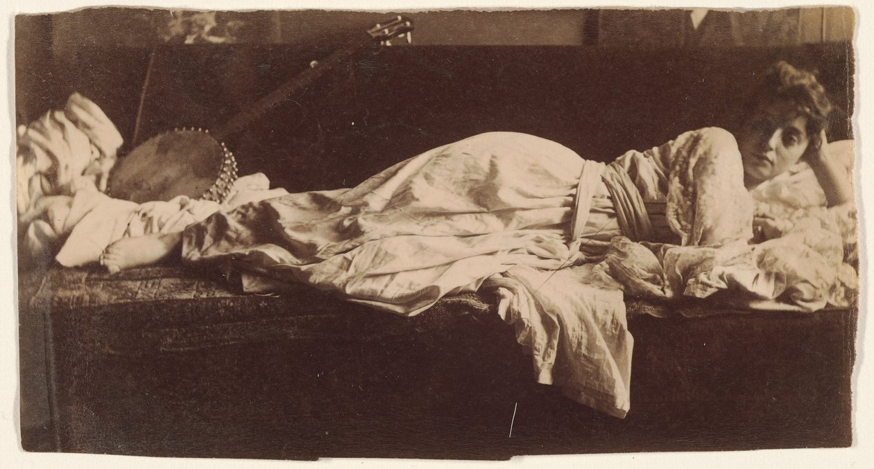 [Blanche Gilroy in klassieke klederdracht, achteroverleunend met een banjo] door Thomas Eakins