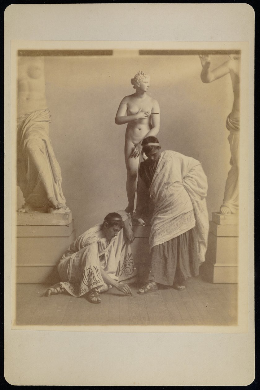 [Twee mannelijke studenten in Griekse kleding voor een gipsafgietsel van Aphrodite in de afgietselkamer van de Pennsylvania Academy]. door Thomas Eakins