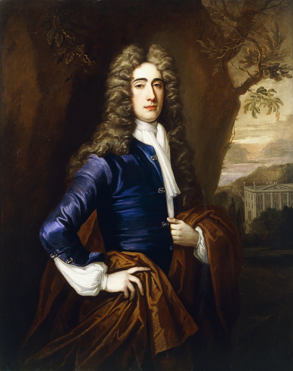 Portret van een heer, 37 jaar oud, driekwart lengte, in een blauwe jas en een bruine mantel, met een huis in de stijl van Smith van Warwick op de achtergrond, 1710 door Thomas Gibson