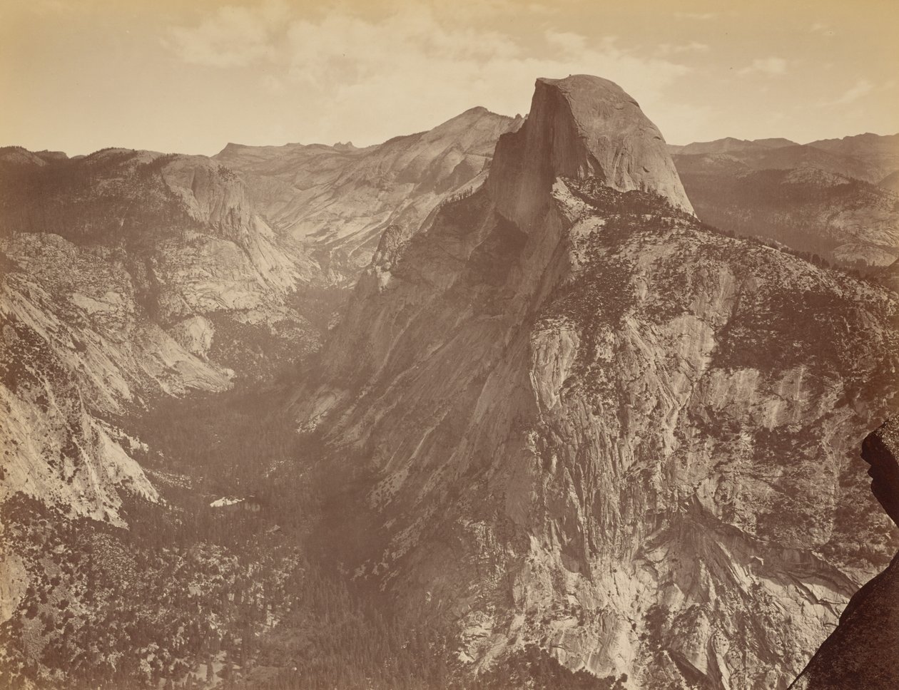 [De halve koepel vanaf Glacier Point, Yosemite]. door Thomas Houseworth and Company